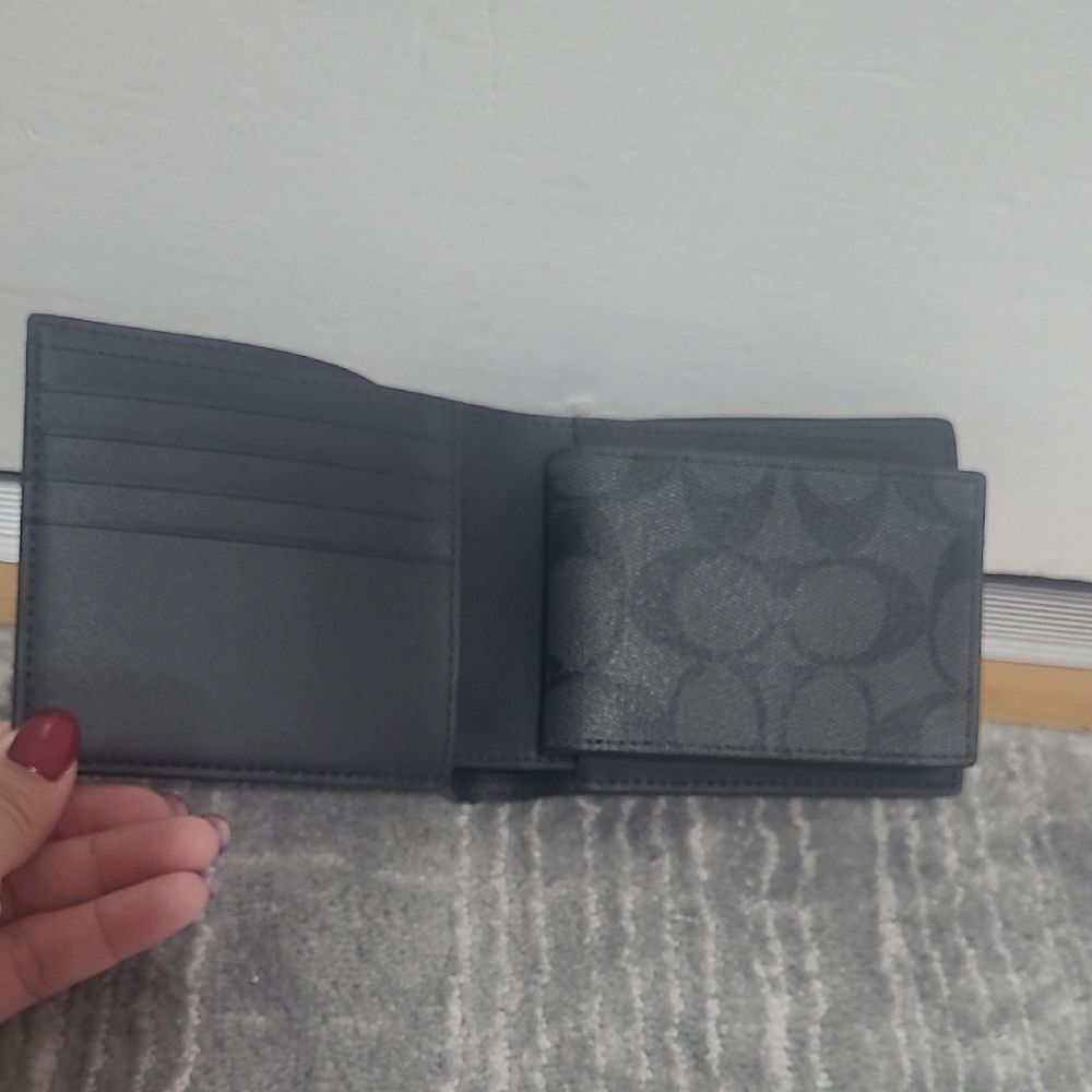 Black Leather Men's Wallet - Picture 4 of 6